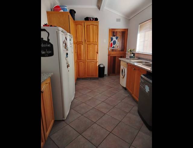 4 BEDROOM FREEHOLD FOR SALE IN HUTTENHEIGHTS